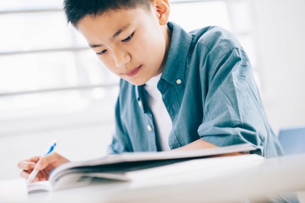 小学生の勉強時間はどのくらい？おおまかな目安や勉強時間を確保するための方法をご紹介！サムネイル